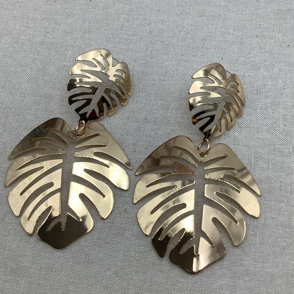 🎄🎄Large Gold Monstera pierced earrings - Picture 1 of 3